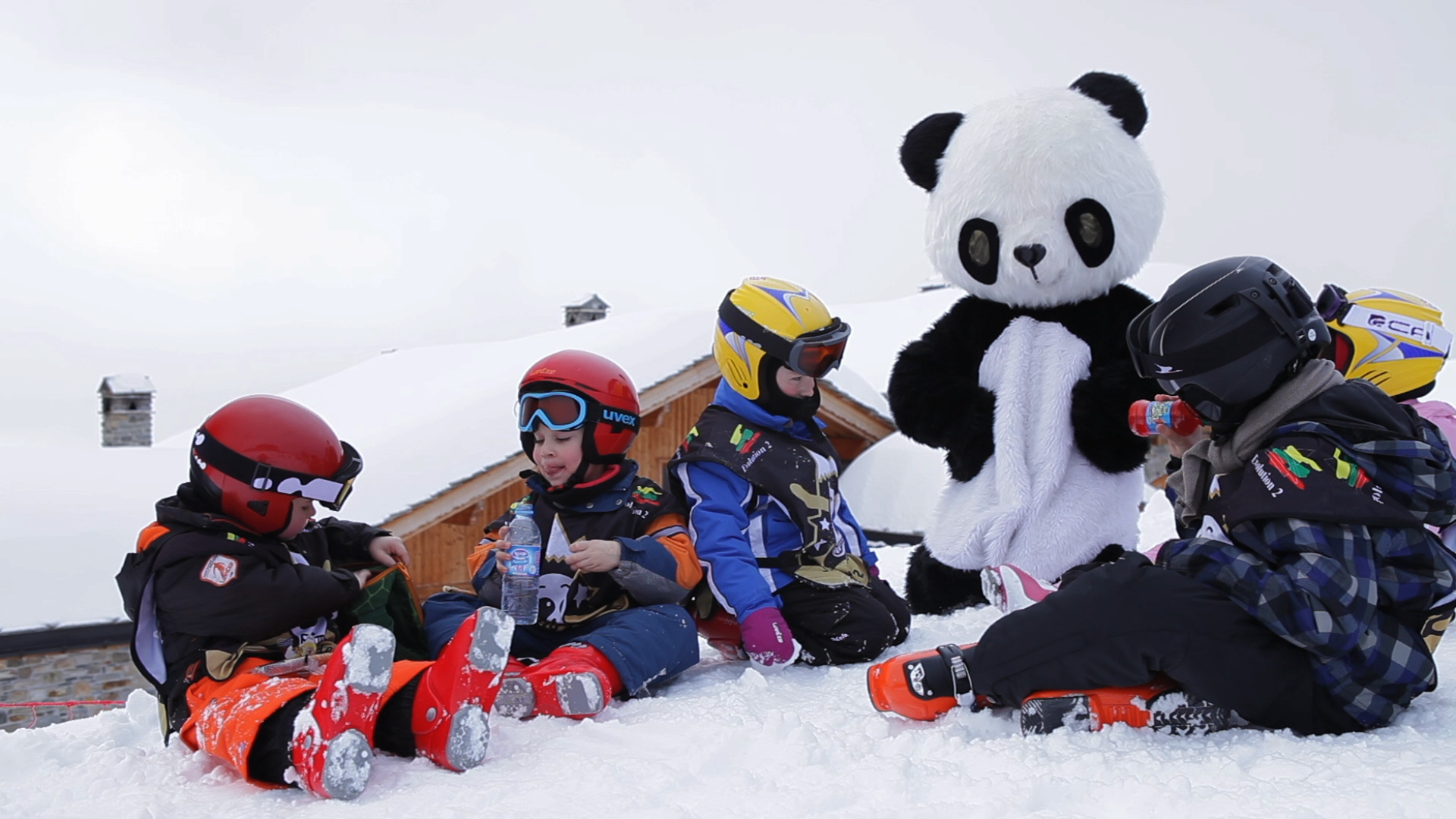 Premières sensations de glisse au Village Yeti, encadrées par des moniteurs de ski diplômés