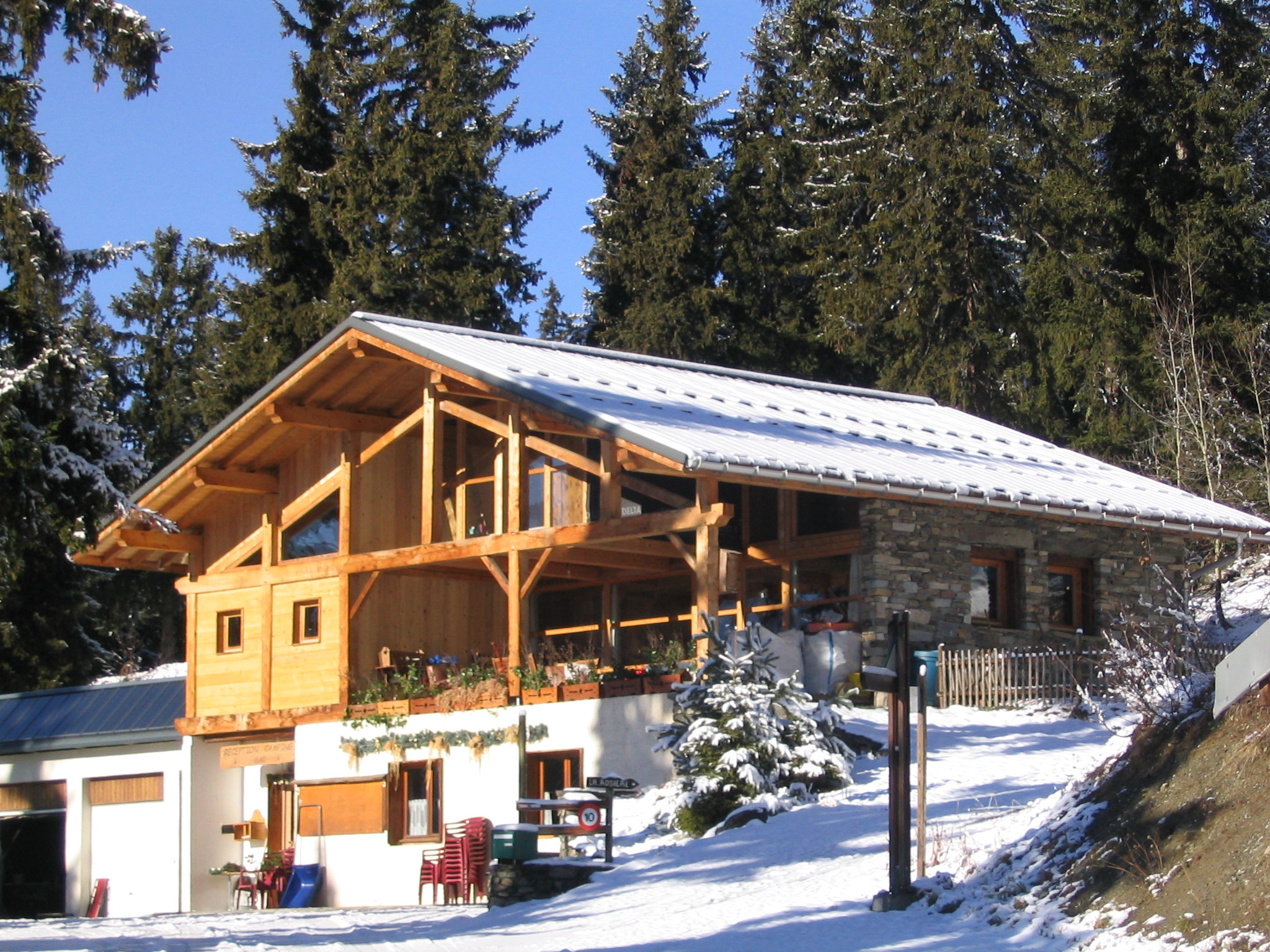Situé sur le balcon de la vallée de la Tarentaise, le camping de la Rosière est idéal pour les vacances à la montagne.
