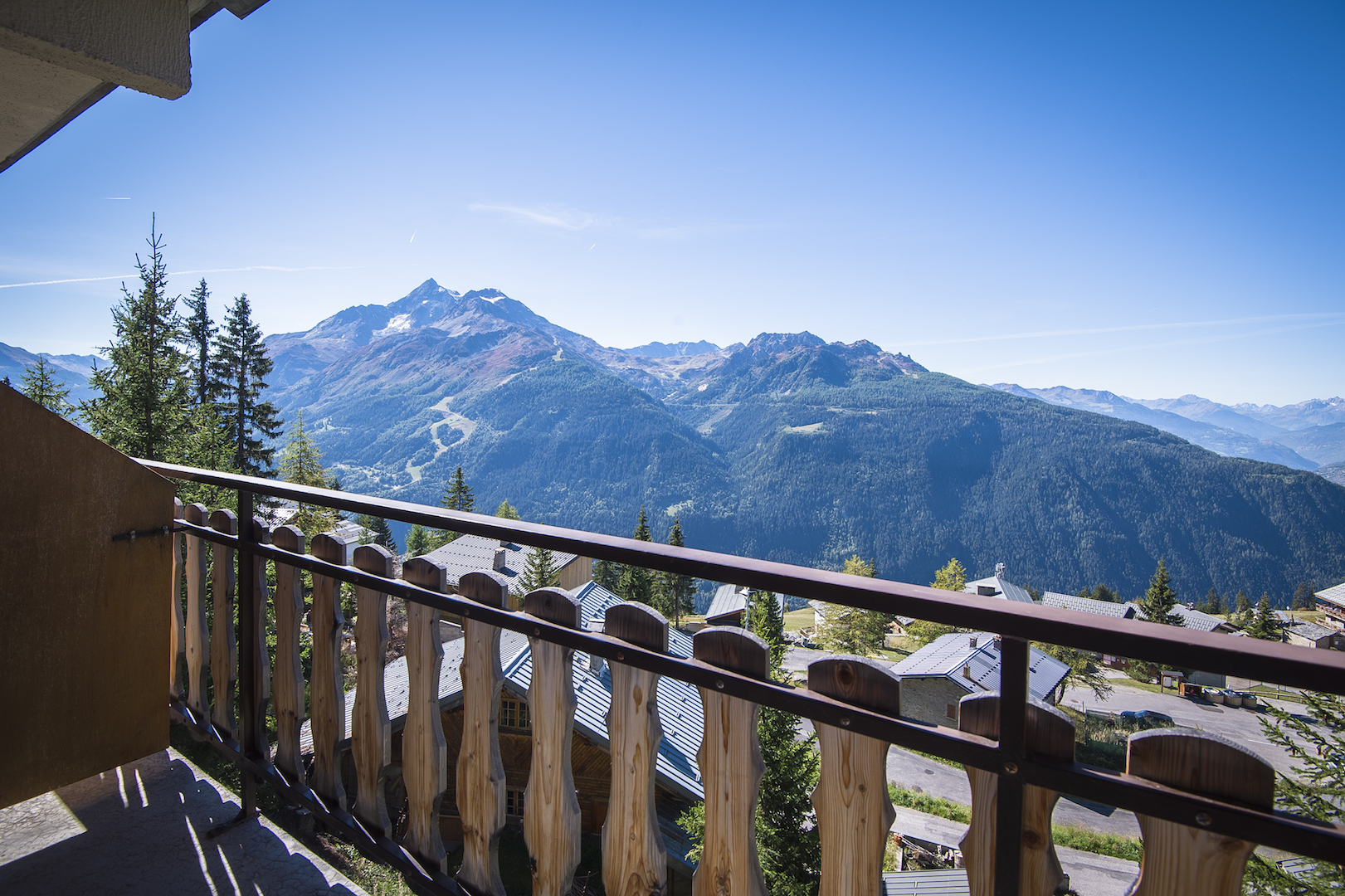 balcon plein sud sur les montagnes de la Savoie